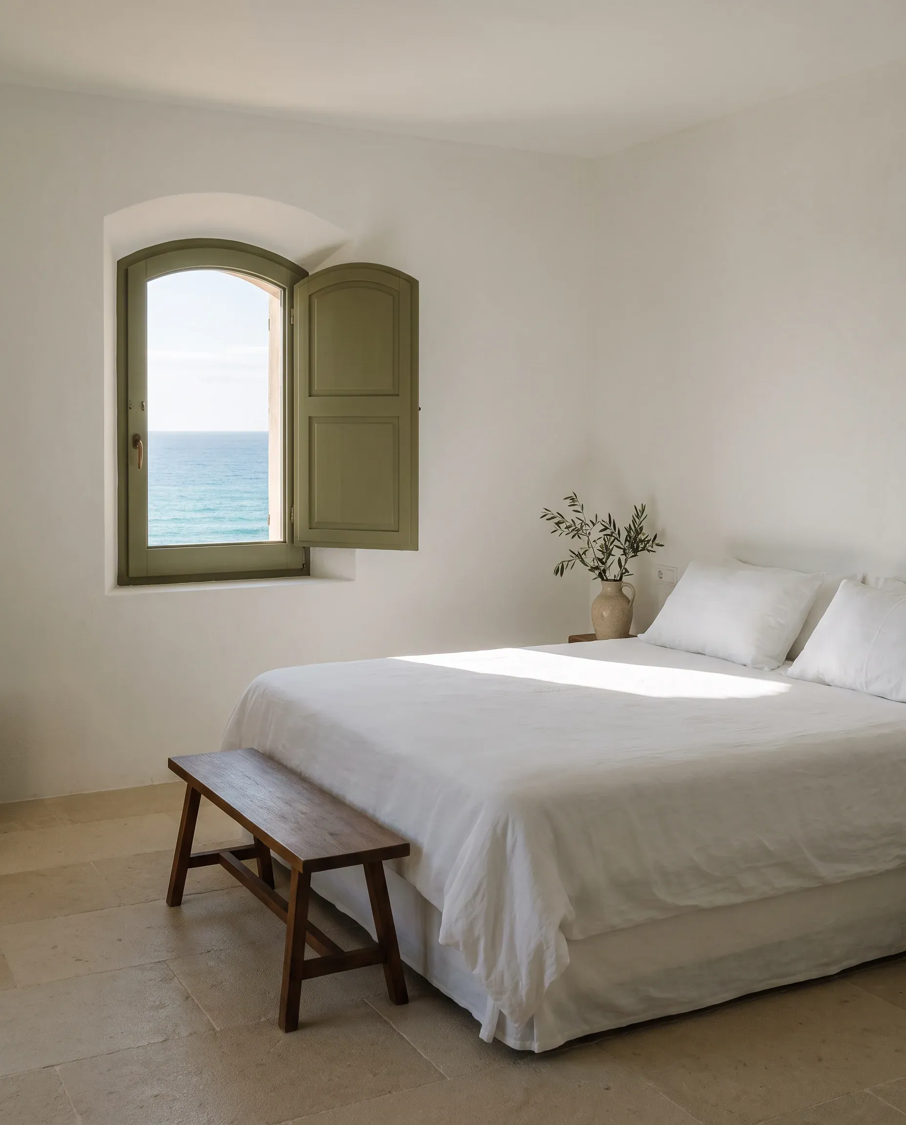 Dormitorio con contraventana entreabierta y el Mediterráneo al fondo